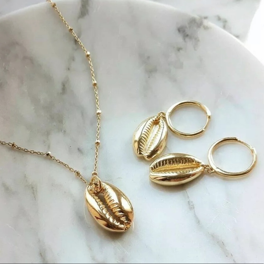Shell necklace and earring set